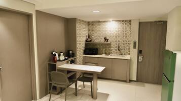 ION Suite Room | Ruang makan