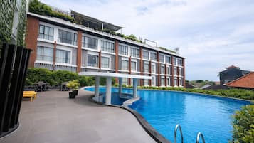 Outdoor pool, pool umbrellas, sun loungers