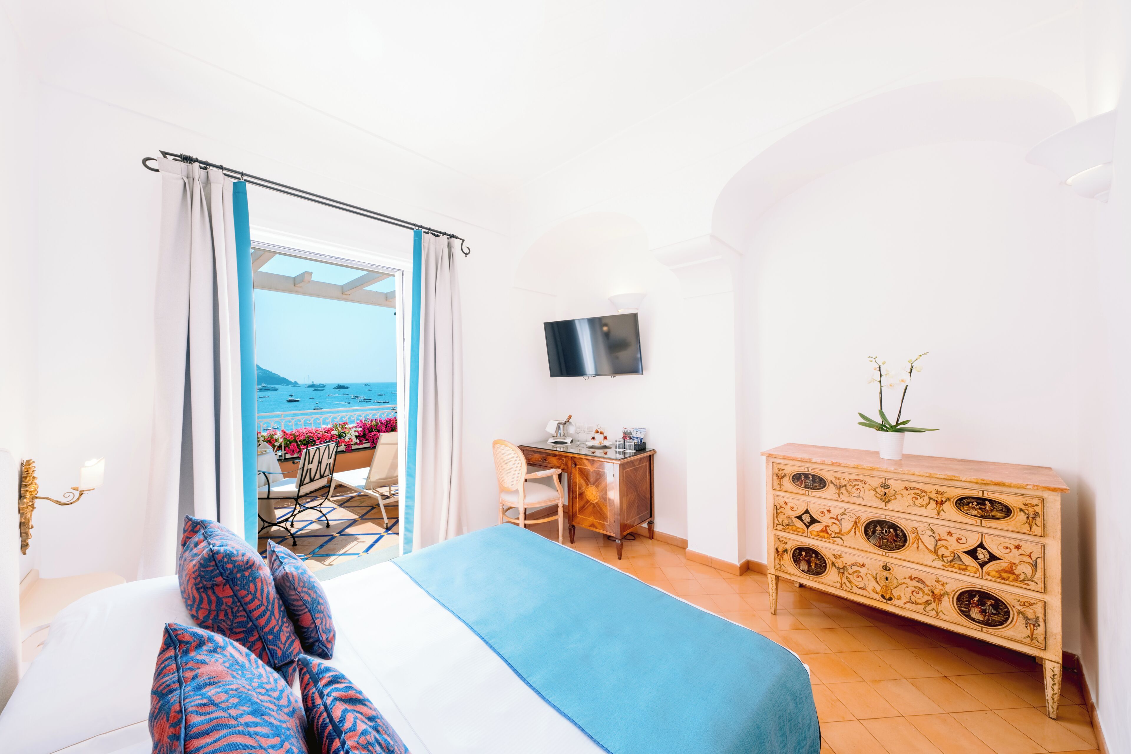 Ropa de cama hipoalergénica, minibar, caja fuerte y escritorio