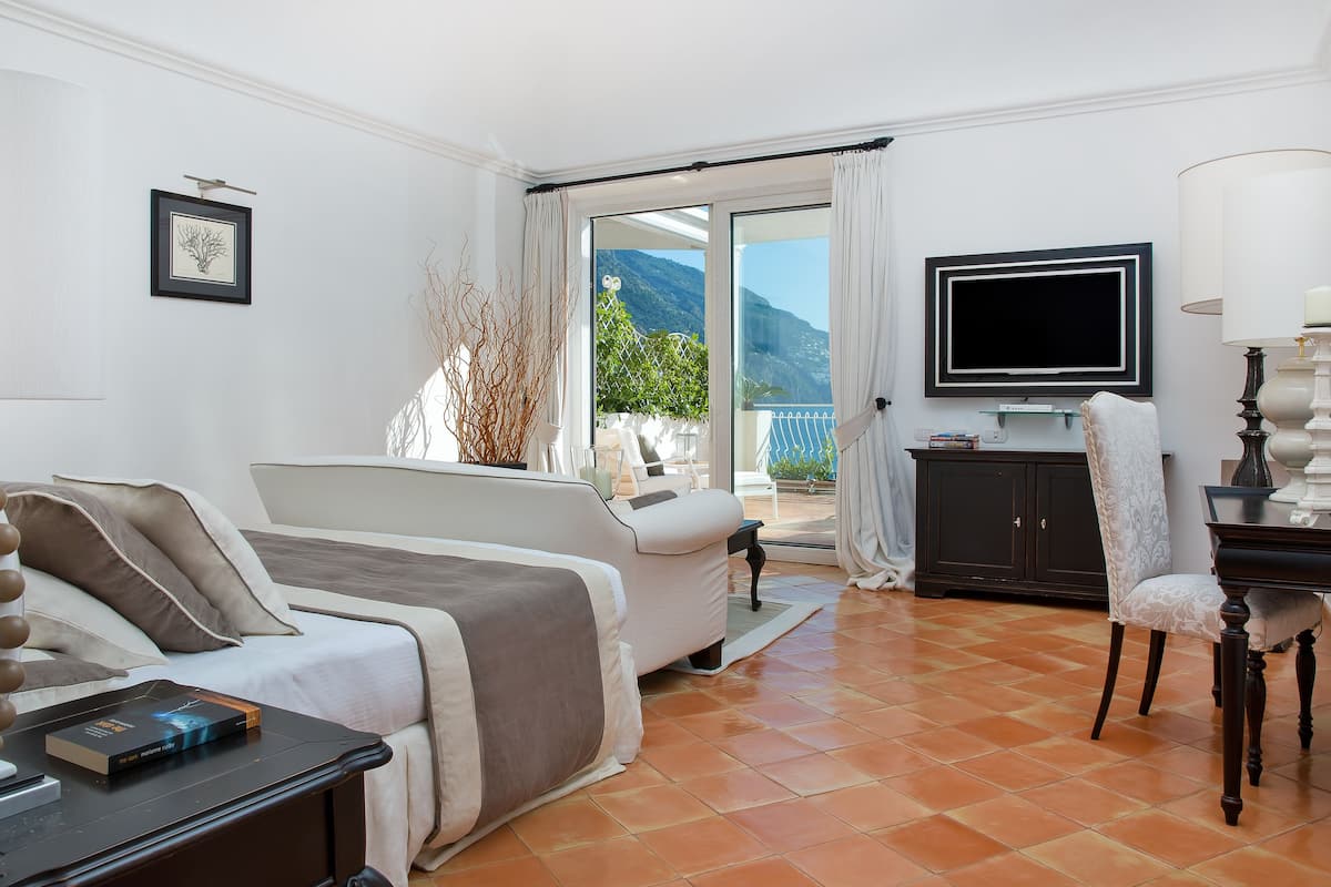 Suite Junior, terrasse, vue mer | 1 chambre, literie hypoallergénique, minibar