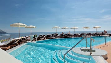 Piscine extérieure, parasols de plage, chaises longues