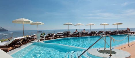 Piscine extérieure, parasols de plage, chaises longues