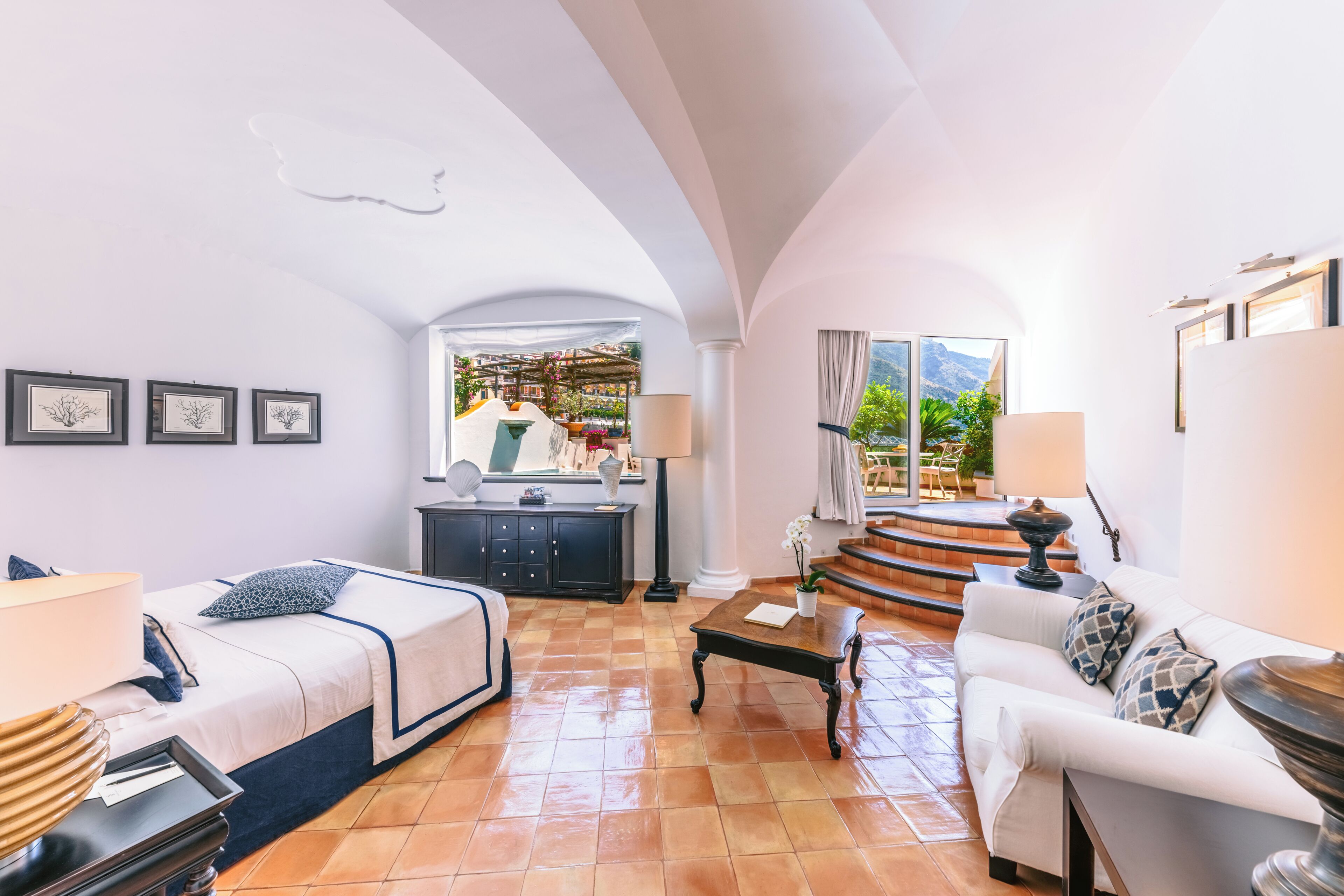 Ropa de cama hipoalergénica, minibar, caja fuerte y escritorio