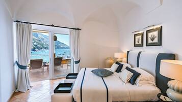 Suite Junior, terrazzo, vista mare | Biancheria da letto ipoallergenica, minibar, una cassaforte in camera