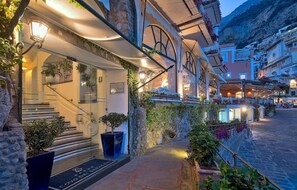 Pintu masuk properti