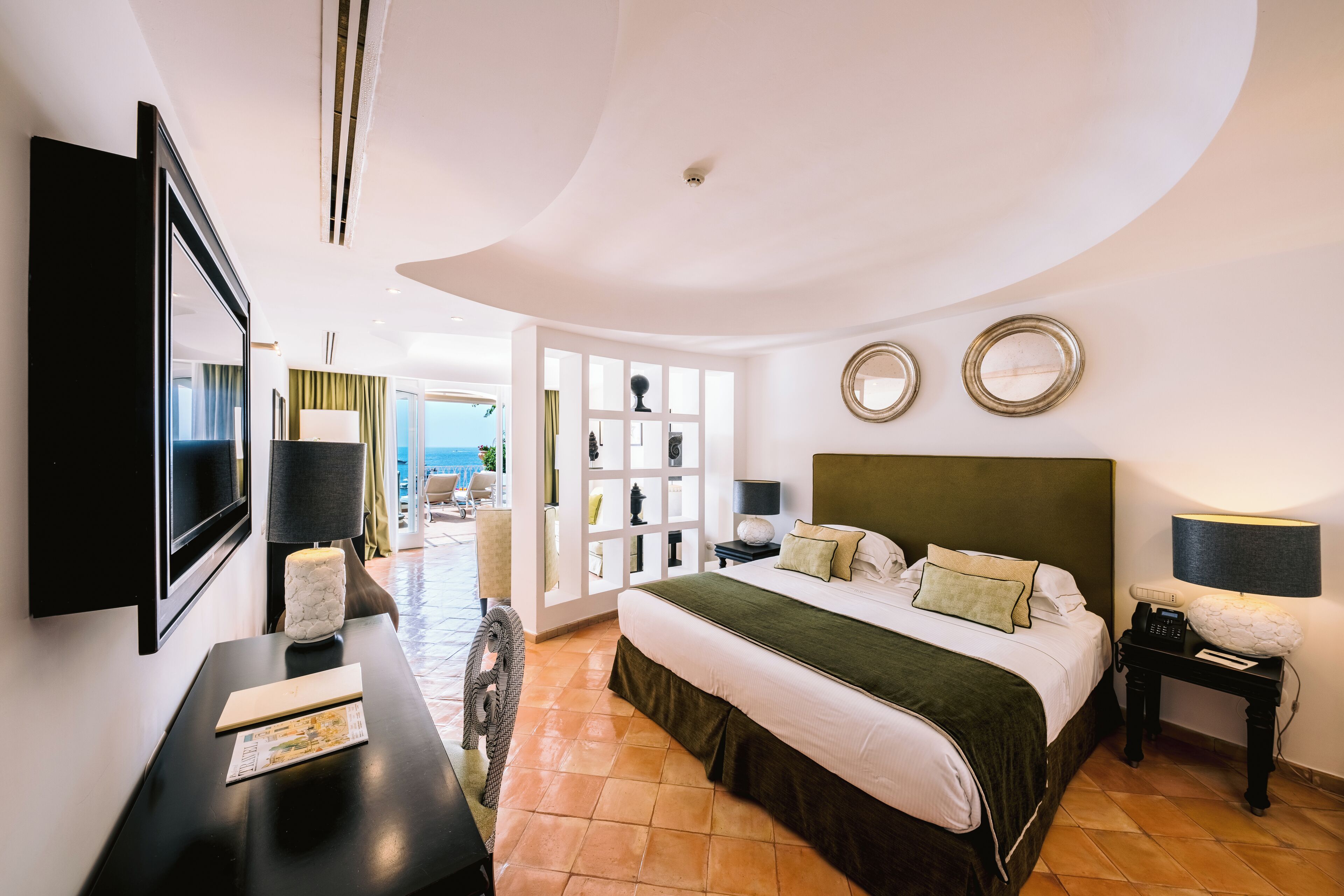 Suite Deluxe, terraza, vistas al mar | Ropa de cama hipoalergénica, minibar, caja fuerte y escritorio
