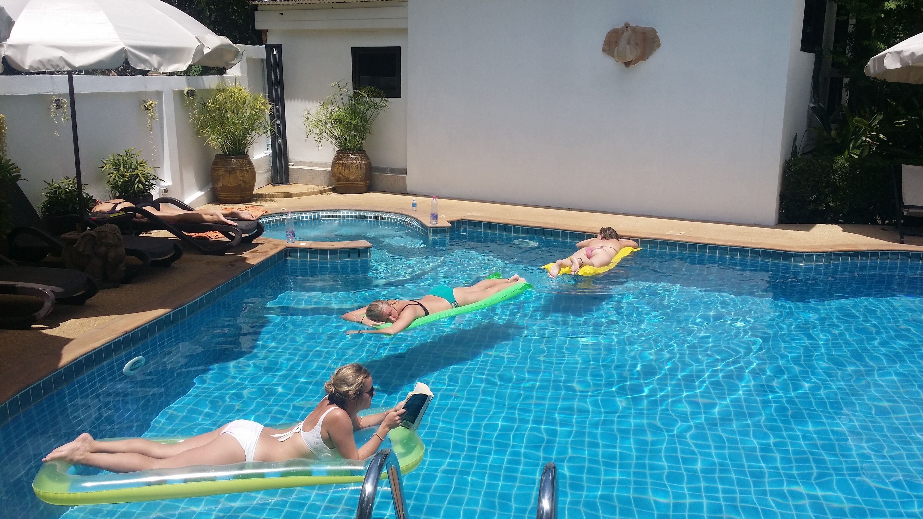 Ulkouima-allas avoinna 8.00–20.00, aurinkovarjoja, aurinkotuoleja