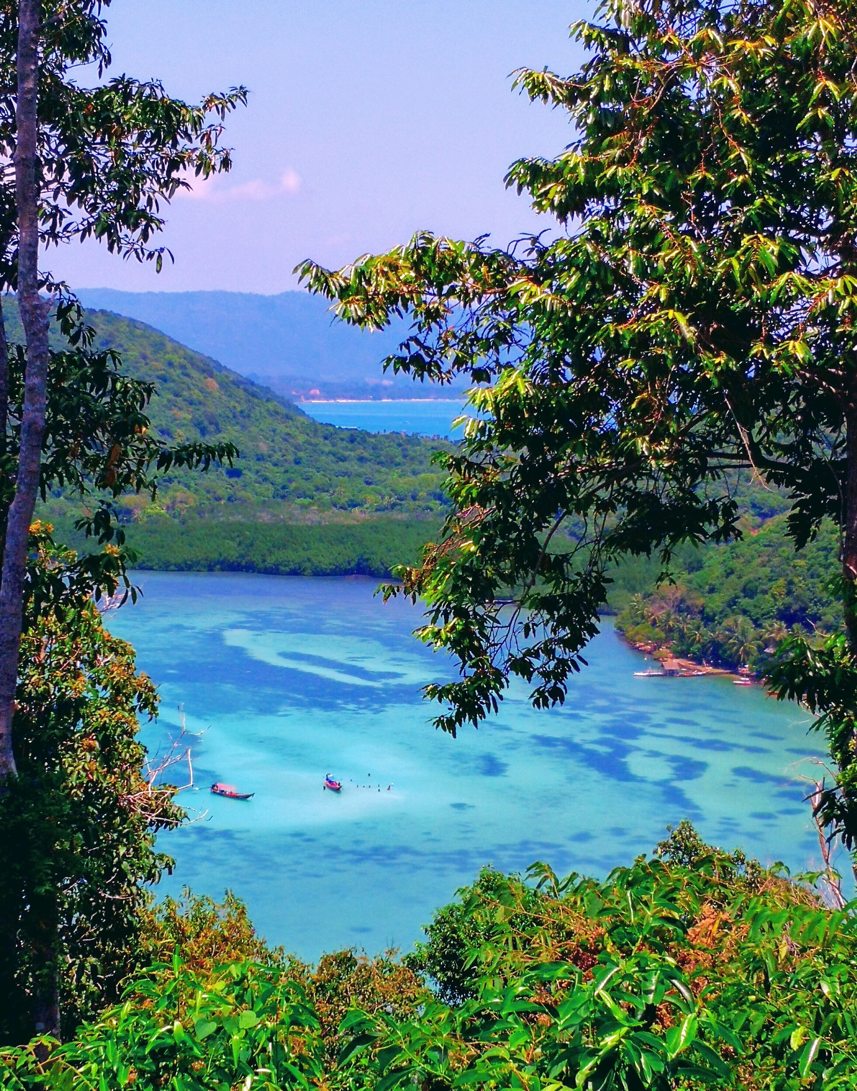 beach nearby, white sand, sun-loungers, beach umbrellas