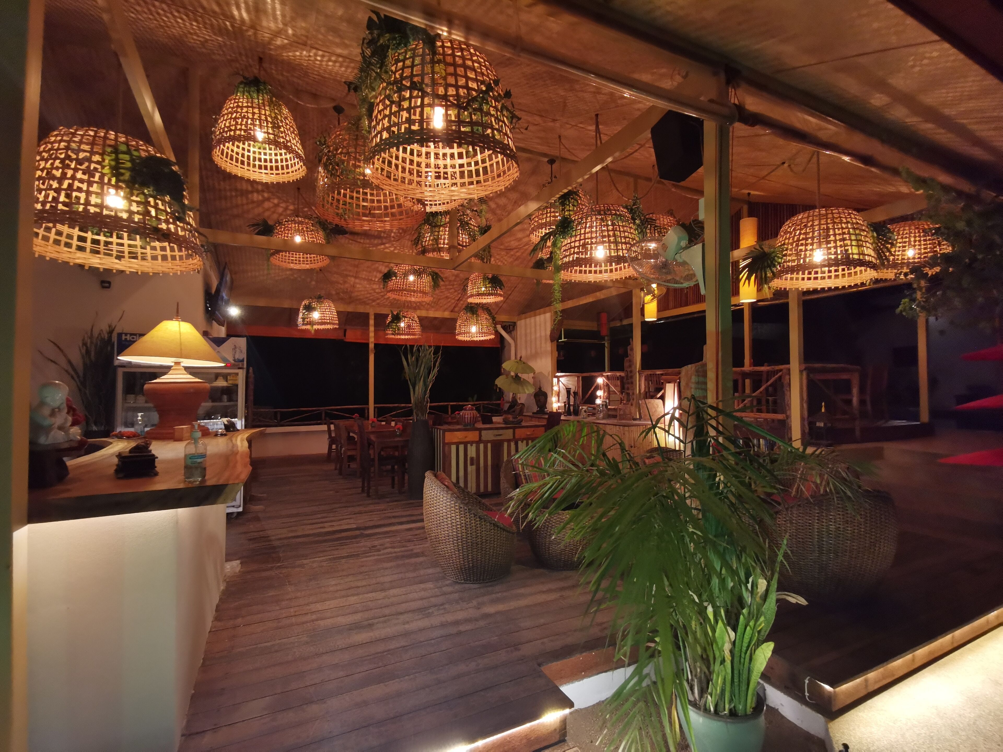 2 restaurants, breakfast, lunch, dinner served; fusion cuisine