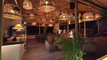 2 restaurantes; se sirven desayunos, almuerzos, cenas y brunches