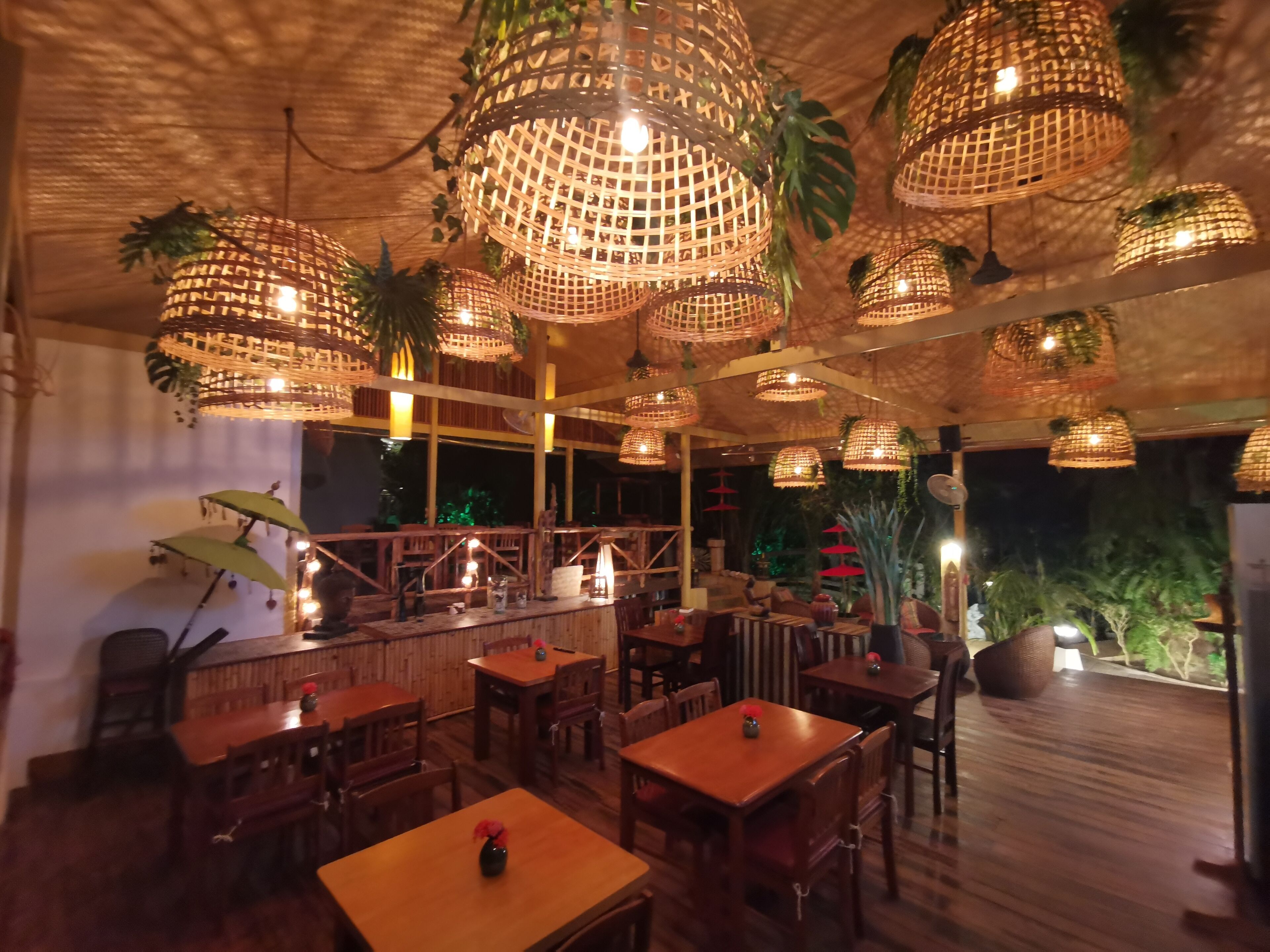 2 restaurants, breakfast, lunch, dinner served; fusion cuisine