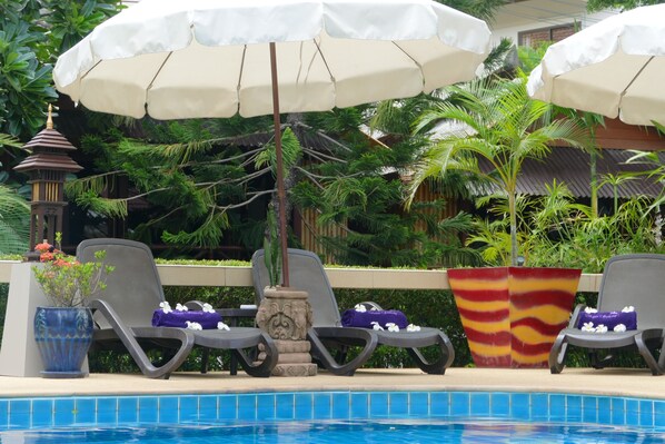 Ulkouima-allas avoinna 8.00–20.00, aurinkovarjoja, aurinkotuoleja