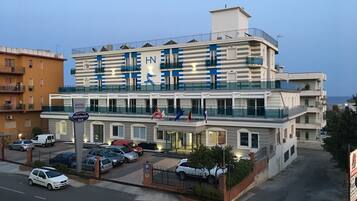 Facciata della struttura - sera/notte