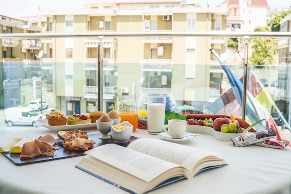 Desayuno buffet (EUR 5 por persona)