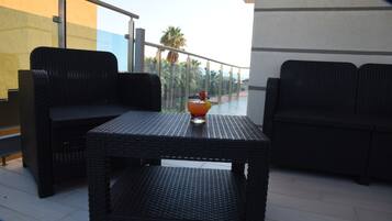 Royal-rum - 1 dubbelsäng - utsikt mot innergården | Terrass/Patio