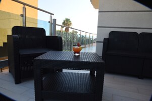 Quarto real, 1 cama de casal, vista para o pátio | Terraço/pátio