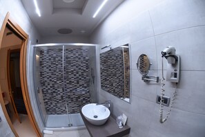 Ducha, artículos de tocador gratuitos, secador de pelo, pantuflas