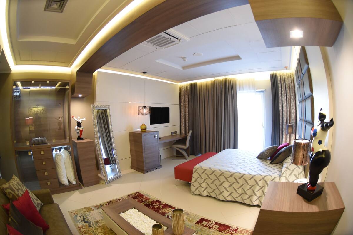 Premium bedding, minibar, in-room safe, desk