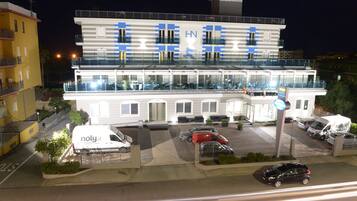 Boendets fasad - kväll/natt