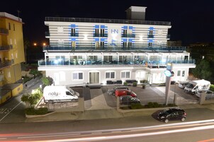 Fachada da propriedade à noite