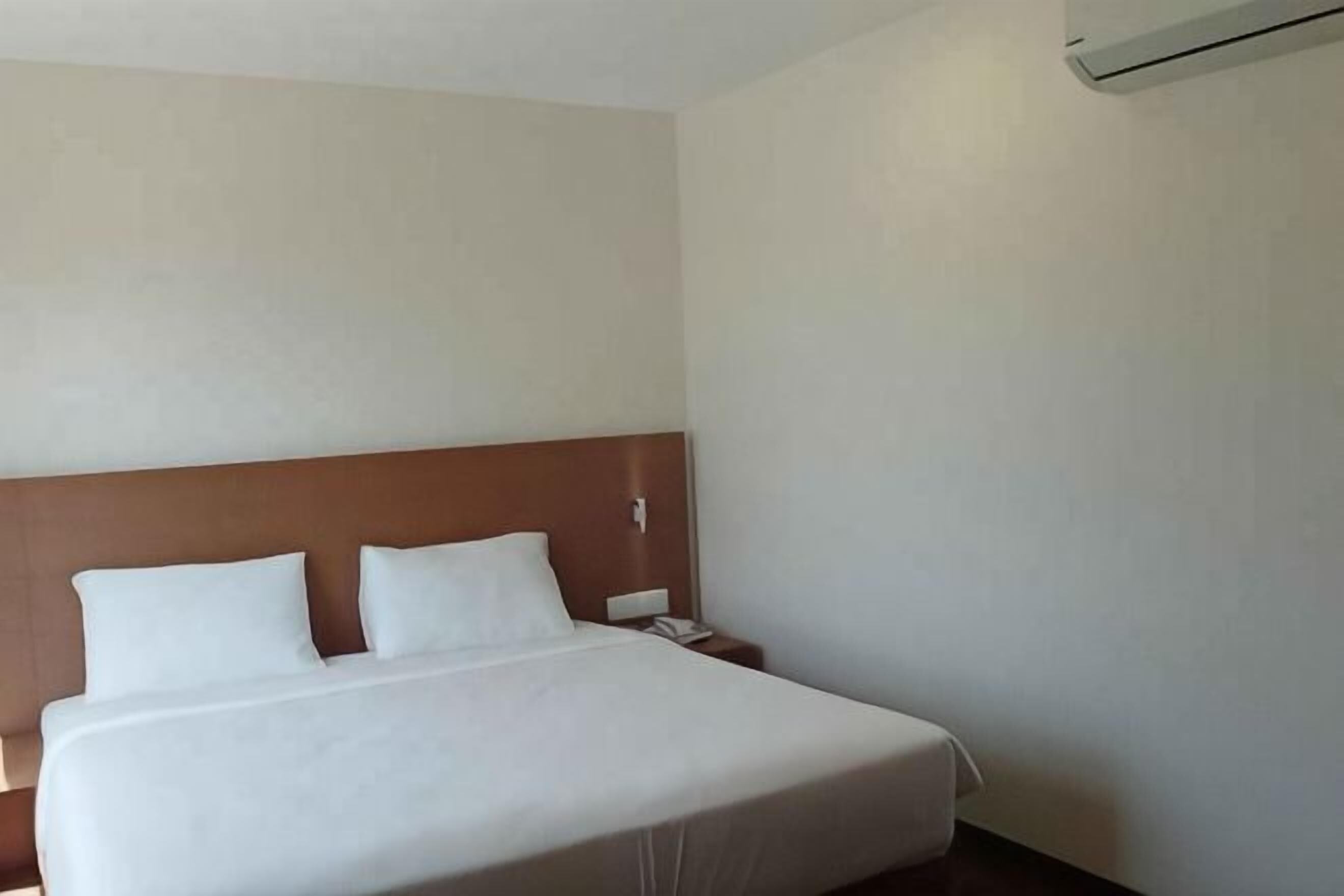 Individually furnished, iron/ironing board, free WiFi