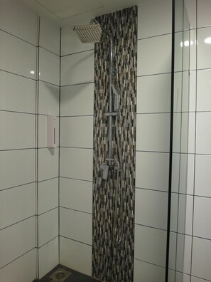 Shower, free toiletries, hair dryer, towels - Nagoya Inn Hotel (Langkawi)