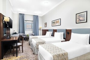 Habitación triple | Minibar, caja fuerte, escritorio y wifi gratis