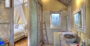 Superior villa, 1 slaapkamer | Badkamer | Een douche, een regendouche, gratis toiletartikelen, een haardroger