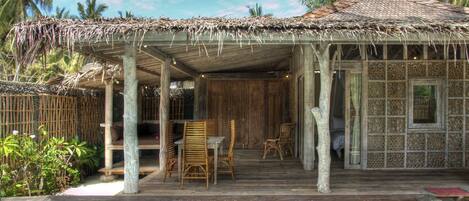 Deluxe-Villa, 1 Schlafzimmer | Wohnbereich | 32-Zoll-LCD-Fernseher mit Satellitenempfang, Fernseher, DVD-Player