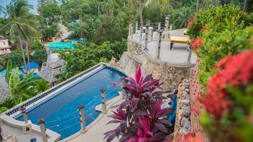 2 outdoor pools, a waterfall pool