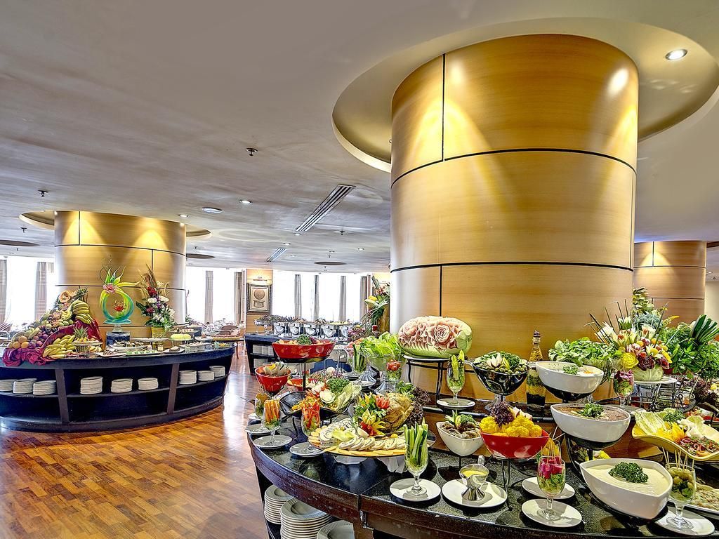 Un buffet proposant une variété de plats et agrémenté d'un élément décoratif central.