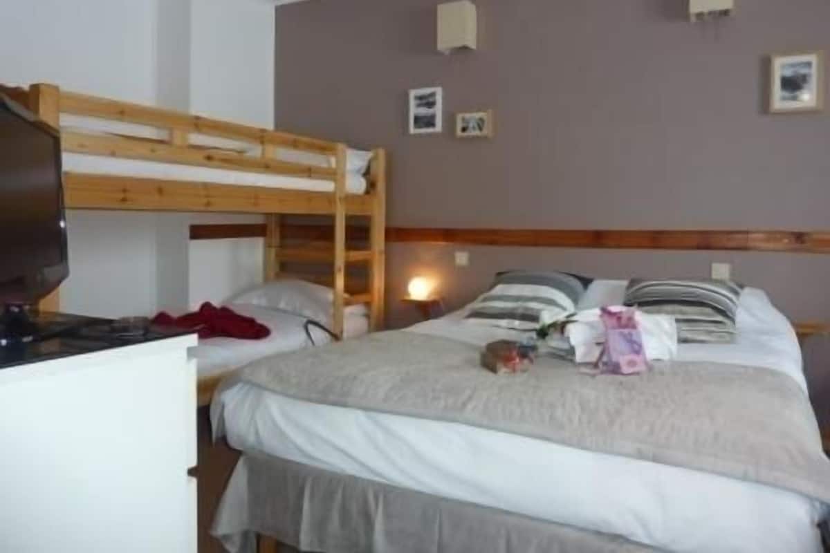 Family Oda | Masa, ses yalıtımı, portatif/ilave yatak, ücretsiz kablosuz İnternet