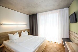 Hypo-allergenic bedding, in-room safe, desk, blackout curtains