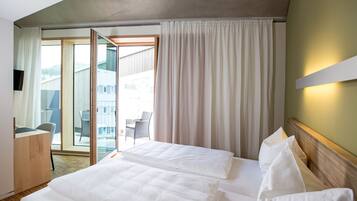 Deluxe Double Room | Hypo-allergenic bedding, in-room safe, desk, blackout curtains