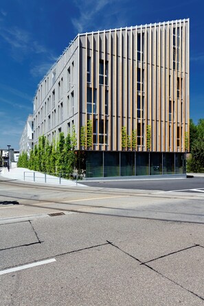 A modern hotel with a vertical facade, large windows, and a flat roof. - Green City Hotel Vauban (Freiburg im Breisgau)