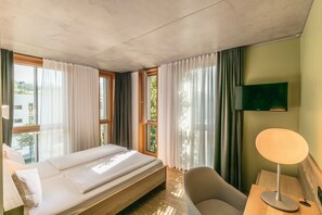 Comfort Room | Hypo-allergenic bedding, in-room safe, desk, blackout curtains - Green City Hotel Vauban (Freiburg im Breisgau)