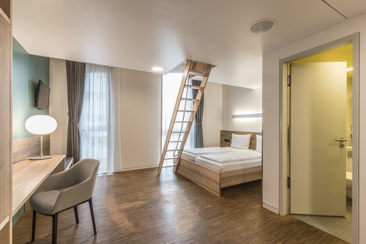Gallery Room | Hypo-allergenic bedding, in-room safe, desk, blackout curtains