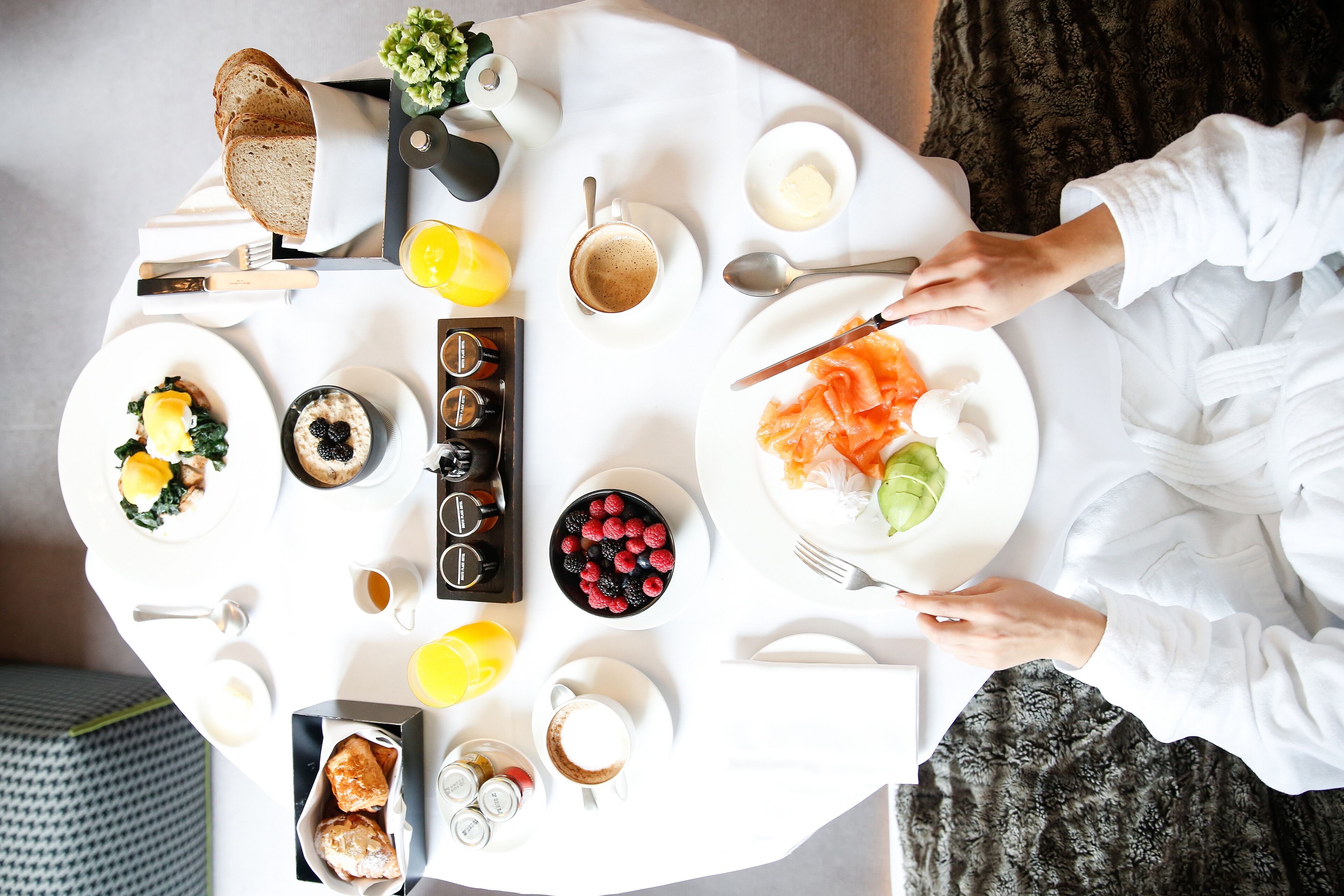 Une table dressée pour le petit-déjeuner, avec divers aliments et boissons.