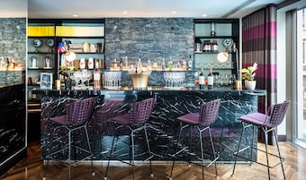 5 bares/lounges, bar na cobertura, bar de coquetéis