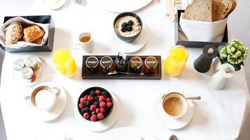 Daily cooked-to-order breakfast for a fee