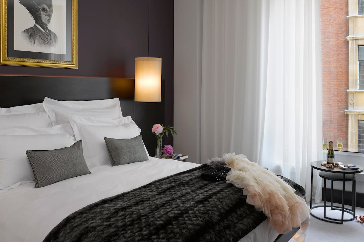 Literie hypoallergénique, couette en duvet, minibar