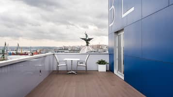 Junior suite, terras, uitzicht op zee | 1 slaapkamer, luxe beddengoed, bedden met traagschuimmatrassen