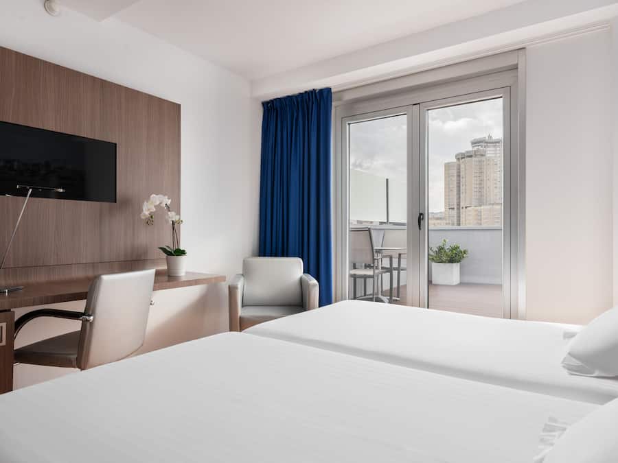 Ropa de cama de alta calidad, colchones con efecto memoria y minibar