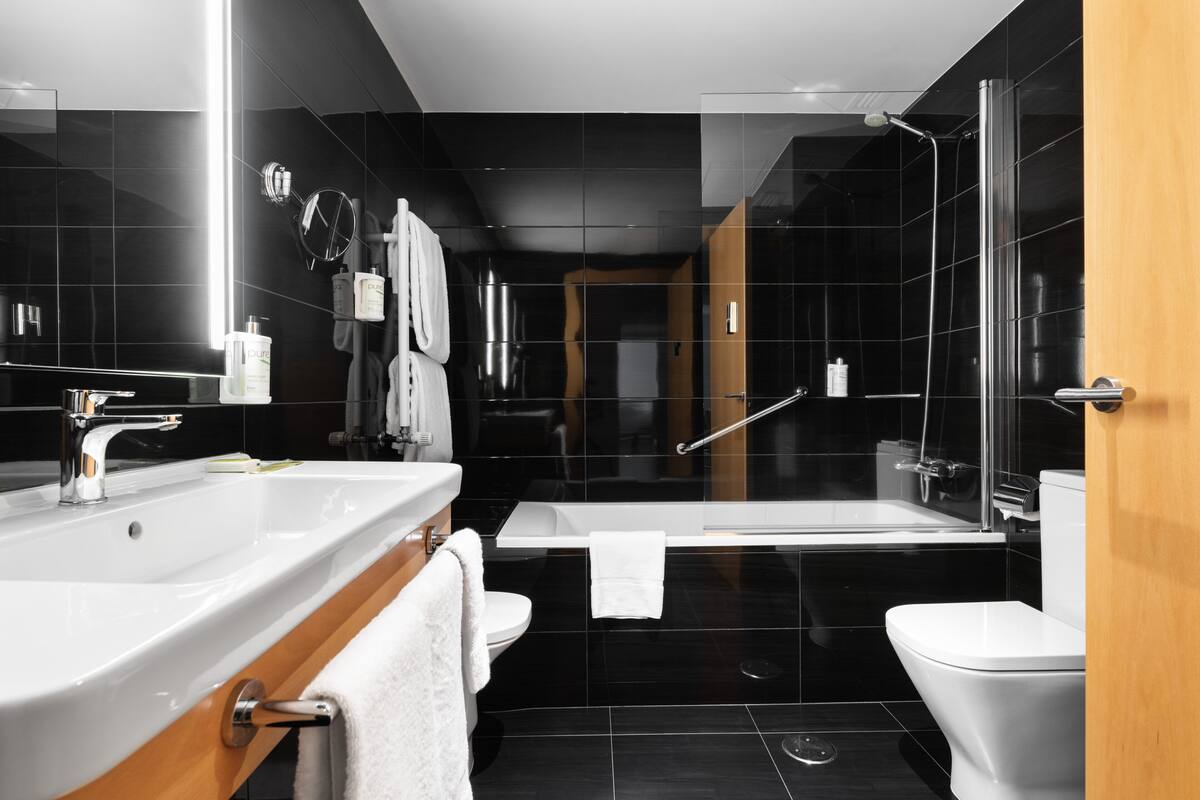 1 bedroom, premium bedding, memory-foam beds, minibar