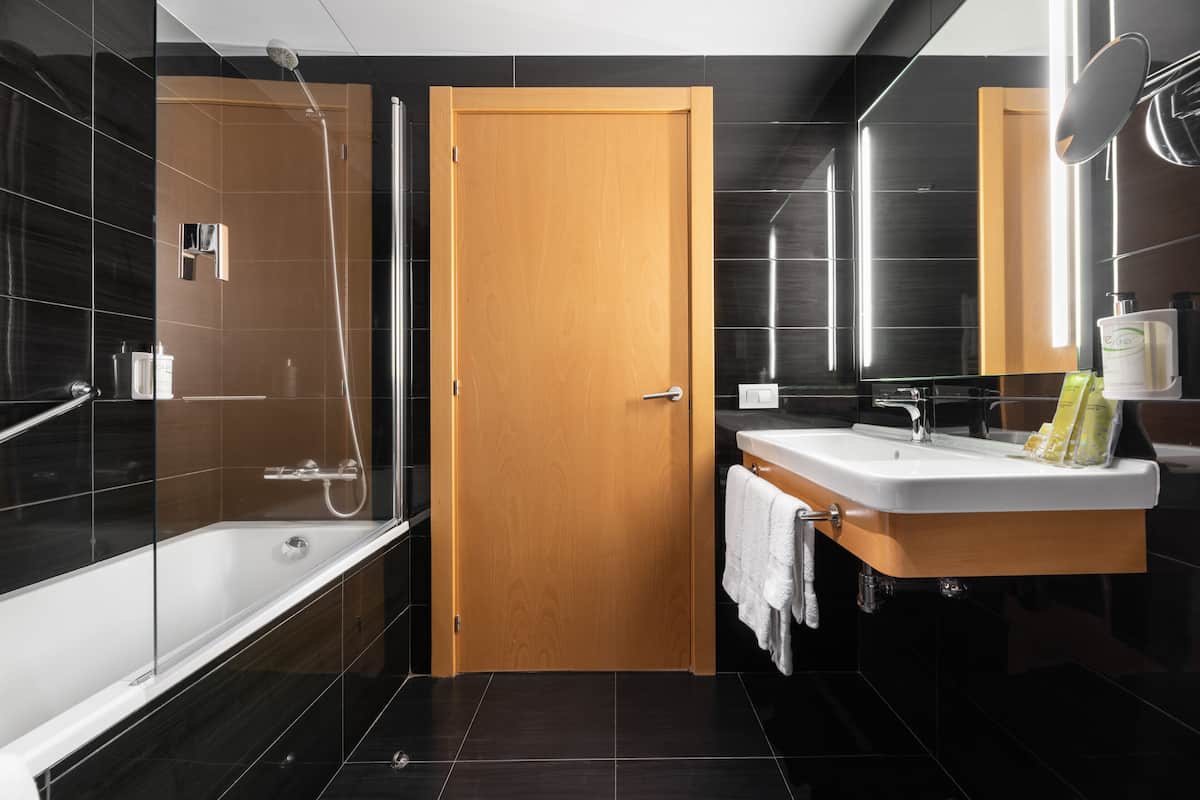 1 bedroom, premium bedding, memory-foam beds, minibar