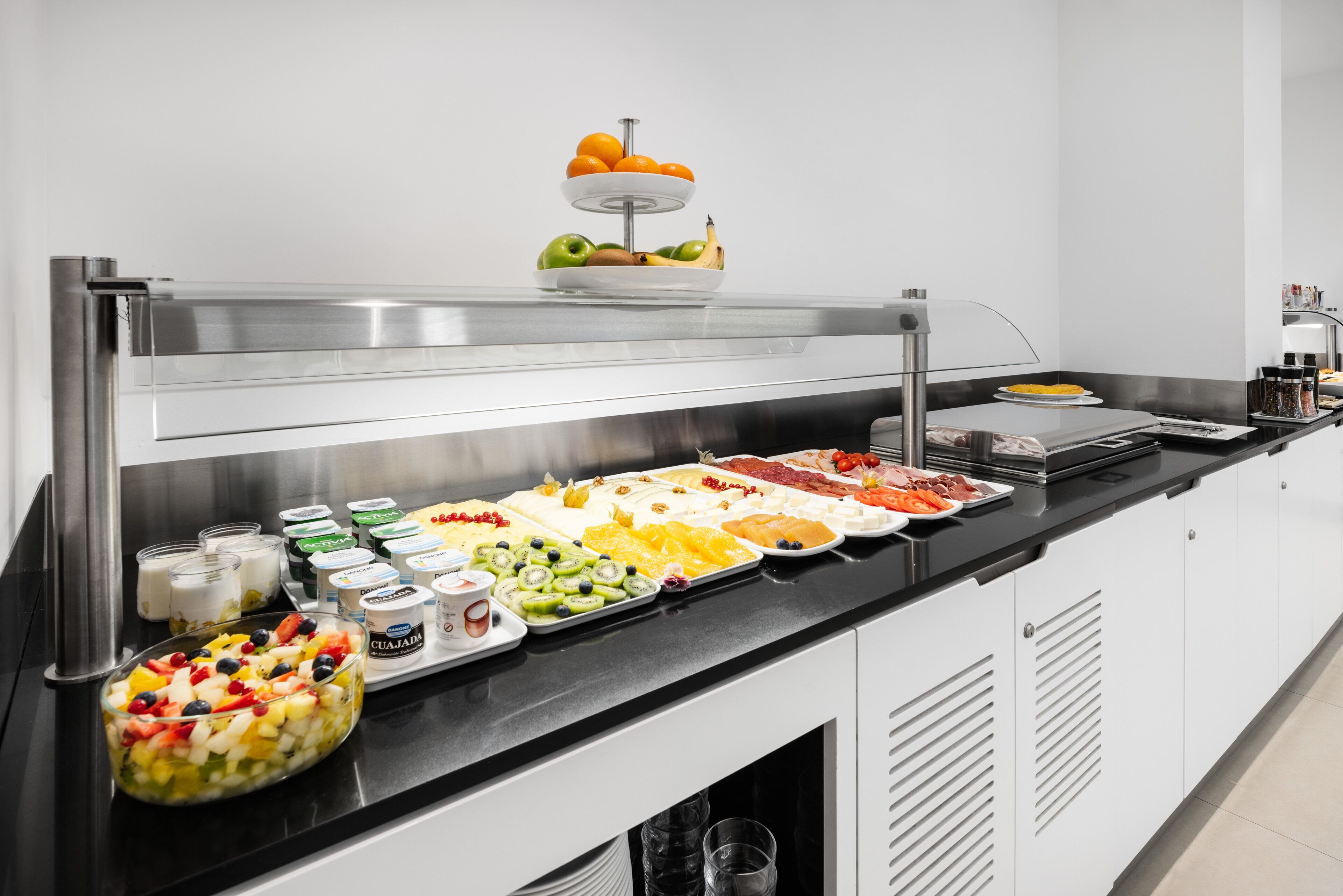 Ein reichhaltiges Buffet mit verschiedenen Speisen und einer Obstauslage.