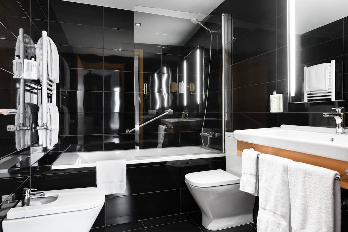 1 bedroom, premium bedding, memory-foam beds, minibar