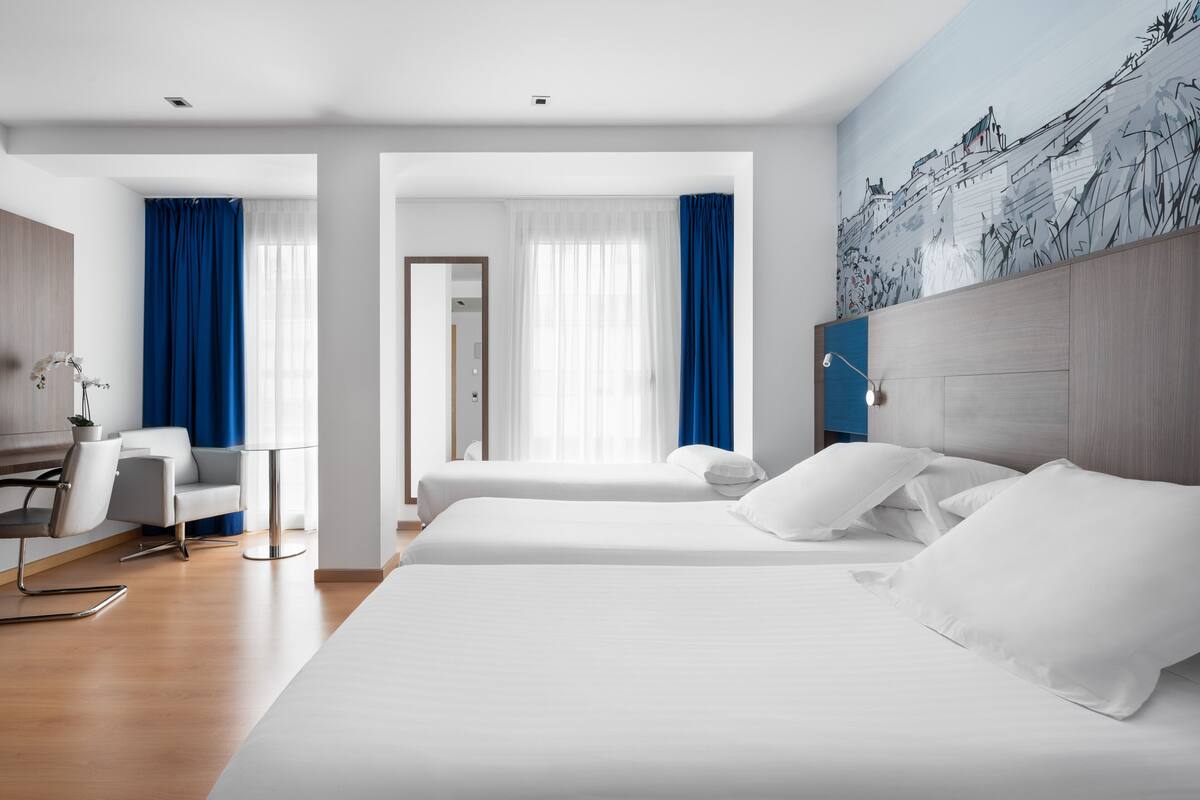 Habitación triple, vistas a la ciudad | Ropa de cama de alta calidad y edredones de plumas