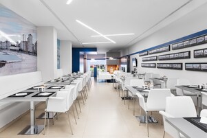 Desayuno buffet diario (EUR 13 por persona)