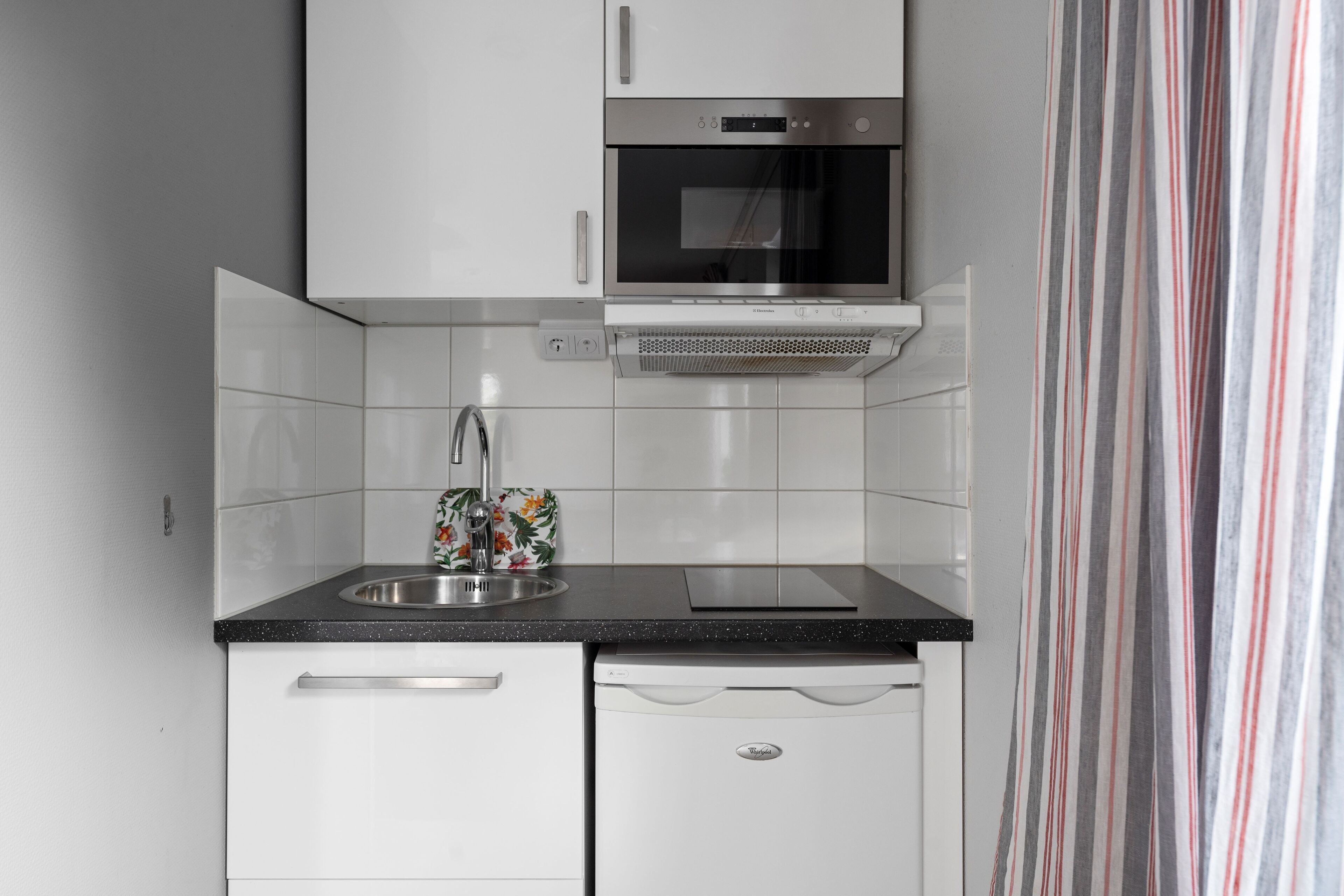 studio, 1 single bed | private kitchen | full-sized fridge, microwave, dishwasher, paper towels